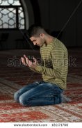 Mulim man praying